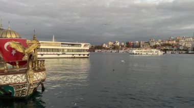 İstanbul, 6 Kasım 2024. İstanbul Tarihi Yarımadası ve Şafak vakti Eminonu Meydanı. Güne barışçıl bir başlangıç. Eminonu bölgesinden tarihi yarımadanın ve şehrin manzarası ve gezgin ve turistler için meydan.