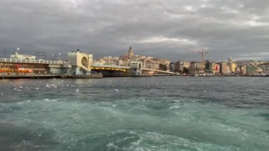 İstanbul, 6 Kasım 2024. İstanbul Tarihi Yarımadası ve Şafak vakti Eminonu Meydanı. Güne barışçıl bir başlangıç. Eminonu bölgesinden tarihi yarımadanın ve şehrin manzarası ve gezgin ve turistler için meydan.