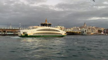 İstanbul, 6 Kasım 2024. İstanbul Tarihi Yarımadası ve Şafak vakti Eminonu Meydanı. Güne barışçıl bir başlangıç. Eminonu bölgesinden tarihi yarımadanın ve şehrin manzarası ve gezgin ve turistler için meydan.