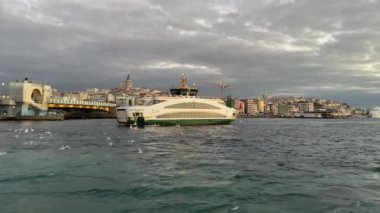 İstanbul, 6 Kasım 2024. İstanbul Tarihi Yarımadası ve Şafak vakti Eminonu Meydanı. Güne barışçıl bir başlangıç. Eminonu bölgesinden tarihi yarımadanın ve şehrin manzarası ve gezgin ve turistler için meydan.