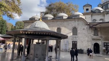 İstanbul, Türkiye. 9 Kasım 2024. Tarihi Eyüp Sultan Camii ve Avlu. İstanbul 'un Dini ve Ruhani Huzurlu Ziyaret Yeri. Eyüp Sultan Camii ve avlusu, İstanbul 'un en önemli dini ve ruhani merkezlerinden biri.