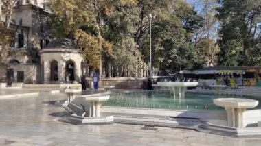 İstanbul, Türkiye. 9 Kasım 2024. Tarihi Eyüp Sultan Camii ve Avlu. İstanbul 'un Dini ve Ruhani Huzurlu Ziyaret Yeri. Eyüp Sultan Camii ve avlusu, İstanbul 'un en önemli dini ve ruhani merkezlerinden biri.