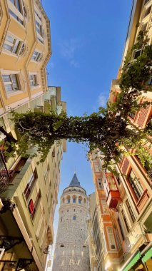 İstanbul, Türkiye. Şafak vakti 6 Kasım 2024.Galata Kulesi. İstanbulların Benzersiz Perspektiflerden İkonik Simgelerini Yakalıyorum. Sabah erken saatlerde İstanbullar 'ın tarihi Galata Kulesi' nin görüntüleri.