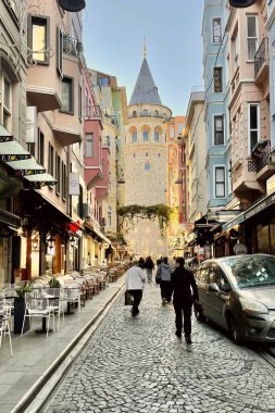 İstanbul, Türkiye. Şafak vakti 6 Kasım 2024.Galata Kulesi. İstanbulların Benzersiz Perspektiflerden İkonik Simgelerini Yakalıyorum. Sabah erken saatlerde İstanbullar 'ın tarihi Galata Kulesi' nin görüntüleri.