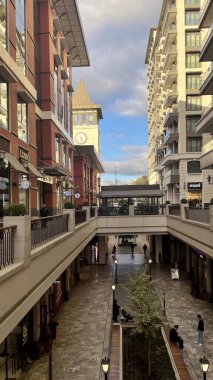 İstanbul, Türkiye. 7 Kasım 2024 Polat Piyalepasa Pazarı. Beyoğlu 'nun Kalbi, İstanbul' un tarihi ve kültürel dokusunun birleştiği Beyoğlu 'nun kalbinde yer alıyor..