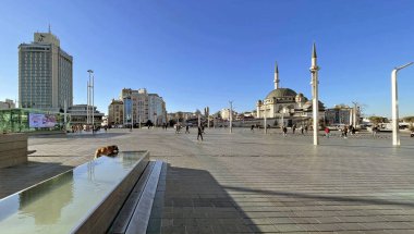 İstanbul, Türkiye. 6 Kasım 2024. Tarihi ve Turistik Taksim Meydanı. İstanbul 'un göbeğinde. Taksim Meydanı, İstanbul 'un sosyal, kültürel ve tarihi dokusunun Taksim Camii ile bir araya geldiği önemli bir merkez..