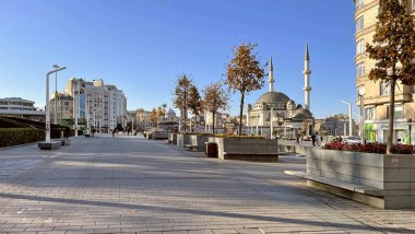 İstanbul, Türkiye. 6 Kasım 2024. Tarihi ve Turistik Taksim Meydanı. İstanbul 'un göbeğinde. Taksim Meydanı, İstanbul 'un sosyal, kültürel ve tarihi dokusunun Taksim Camii ile bir araya geldiği önemli bir merkez..