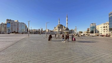 İstanbul, Türkiye. 6 Kasım 2024. Tarihi ve Turistik Taksim Meydanı. İstanbul 'un göbeğinde. Taksim Meydanı, İstanbul 'un sosyal, kültürel ve tarihi dokusunun Taksim Camii ile bir araya geldiği önemli bir merkez..