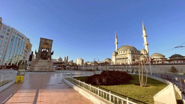 İstanbul, Türkiye. 6 Kasım 2024. Tarihi ve Turistik Taksim Meydanı. İstanbul 'un göbeğinde. Taksim Meydanı, İstanbul 'un sosyal, kültürel ve tarihi dokusunun Taksim Camii ile bir araya geldiği önemli bir merkez..