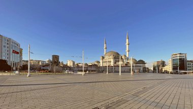 İstanbul, Türkiye. 6 Kasım 2024. Tarihi ve Turistik Taksim Meydanı. İstanbul 'un göbeğinde. Taksim Meydanı, İstanbul 'un sosyal, kültürel ve tarihi dokusunun Taksim Camii ile bir araya geldiği önemli bir merkez..