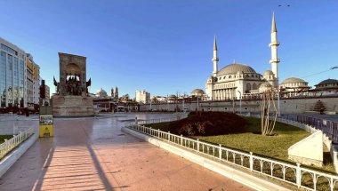İstanbul, Türkiye. 6 Kasım 2024. Tarihi ve Turistik Taksim Meydanı. İstanbul 'un göbeğinde. Taksim Meydanı, İstanbul 'un sosyal, kültürel ve tarihi dokusunun Taksim Camii ile bir araya geldiği önemli bir merkez..