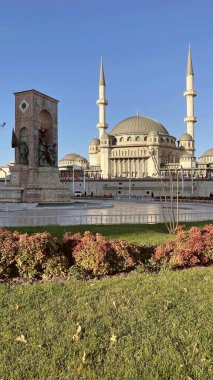 İstanbul, Türkiye. 6 Kasım 2024. Tarihi ve Turistik Taksim Meydanı. İstanbul 'un göbeğinde. Taksim Meydanı, İstanbul 'un sosyal, kültürel ve tarihi dokusunun Taksim Camii ile bir araya geldiği önemli bir merkez..