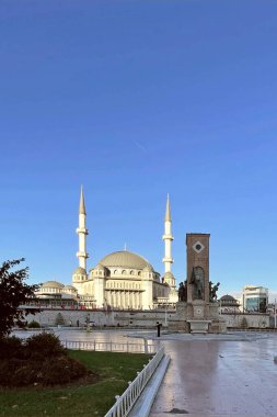İstanbul, Türkiye. 6 Kasım 2024. Tarihi ve Turistik Taksim Meydanı. İstanbul 'un göbeğinde. Taksim Meydanı, İstanbul 'un sosyal, kültürel ve tarihi dokusunun Taksim Camii ile bir araya geldiği önemli bir merkez..
