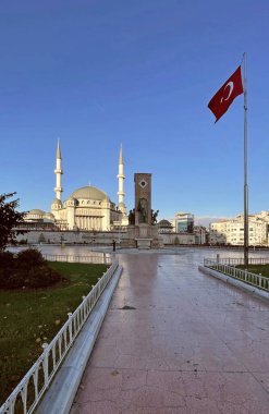 İstanbul, Türkiye. 6 Kasım 2024. Tarihi ve Turistik Taksim Meydanı. İstanbul 'un göbeğinde. Taksim Meydanı, İstanbul 'un sosyal, kültürel ve tarihi dokusunun Taksim Camii ile bir araya geldiği önemli bir merkez..