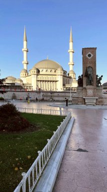 İstanbul, Türkiye. 6 Kasım 2024. Tarihi ve Turistik Taksim Meydanı. İstanbul 'un göbeğinde. Taksim Meydanı, İstanbul 'un sosyal, kültürel ve tarihi dokusunun Taksim Camii ile bir araya geldiği önemli bir merkez..