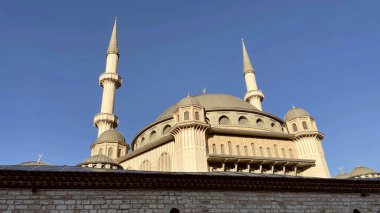 İstanbul, Türkiye. 6 Kasım 2024. Tarihi ve Turistik Taksim Meydanı. İstanbul 'un göbeğinde. Taksim Meydanı, İstanbul 'un sosyal, kültürel ve tarihi dokusunun Taksim Camii ile bir araya geldiği önemli bir merkez..