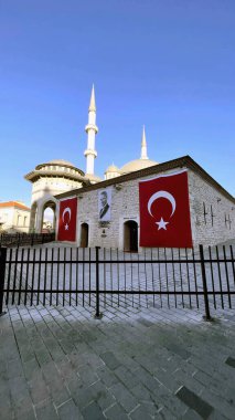 İstanbul, Türkiye. 6 Kasım 2024. Tarihi ve Turistik Taksim Meydanı. İstanbul 'un göbeğinde. Taksim Meydanı, İstanbul 'un sosyal, kültürel ve tarihi dokusunun Taksim Camii ile bir araya geldiği önemli bir merkez..