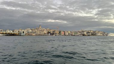İstanbul, Türkiye, 6 Kasım 2024 Karaköy ve Galata Kulesi 'nin Eminonu Pierc' ten görüntüsü. Bu büyüleyici görüntü, Karaköy ilçesinin ve Eminonu Rıhtımı 'ndaki ikonik Galata Kulesi' nin manzarasını yansıtıyor..