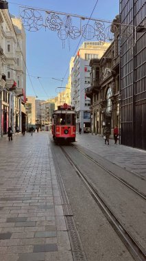 İstanbul, Türkiye. 6 Kasım 2024 Sabah Sabah Tramvayı. Sabah erken saatlerde çekilen bu görüntüde İstanbul 'un Beyoğlu' ndaki İstiklal Bulvarı 'nda yolcu taşıyan bir tramvay görülüyor..