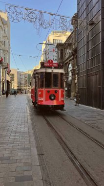 İstanbul, Türkiye. 6 Kasım 2024 Sabah Sabah Tramvayı. Sabah erken saatlerde çekilen bu görüntüde İstanbul 'un Beyoğlu' ndaki İstiklal Bulvarı 'nda yolcu taşıyan bir tramvay görülüyor..