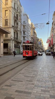 İstanbul, Türkiye. 6 Kasım 2024 Sabah Sabah Tramvayı. Sabah erken saatlerde çekilen bu görüntüde İstanbul 'un Beyoğlu' ndaki İstiklal Bulvarı 'nda yolcu taşıyan bir tramvay görülüyor..