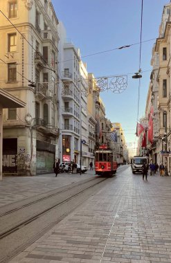 İstanbul, Türkiye. 6 Kasım 2024 Sabah Sabah Tramvayı. Sabah erken saatlerde çekilen bu görüntüde İstanbul 'un Beyoğlu' ndaki İstiklal Bulvarı 'nda yolcu taşıyan bir tramvay görülüyor..