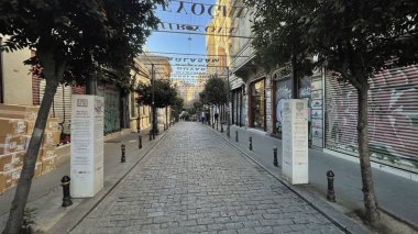 Karaköy, İstanbul, Türkiye. 6 Kasım 2024 Sabah Yuksek Kaldirim Caddesi 'nde. Sabahın erken saatlerinde Karaköy' ü Beyoğlu 'na bağlayan Yuksek Kaldirim Caddesi' nin sakin manzarası, kapalı dükkanlar ve graffitilerle dolu..