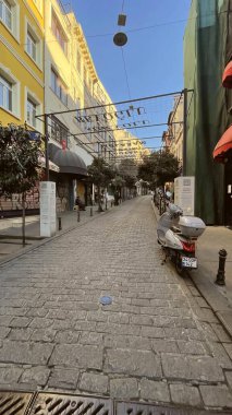Karaköy, İstanbul, Türkiye. 6 Kasım 2024 Sabah Yuksek Kaldirim Caddesi 'nde. Sabahın erken saatlerinde Karaköy' ü Beyoğlu 'na bağlayan Yuksek Kaldirim Caddesi' nin sakin manzarası, kapalı dükkanlar ve graffitilerle dolu..