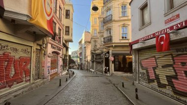Karaköy, İstanbul, Türkiye. 6 Kasım 2024 Sabah Yuksek Kaldirim Caddesi 'nde. Sabahın erken saatlerinde Karaköy' ü Beyoğlu 'na bağlayan Yuksek Kaldirim Caddesi' nin sakin manzarası, kapalı dükkanlar ve graffitilerle dolu..