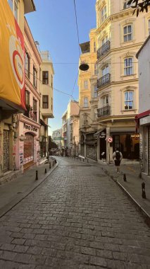 Karaköy, İstanbul, Türkiye. 6 Kasım 2024 Sabah Yuksek Kaldirim Caddesi 'nde. Sabahın erken saatlerinde Karaköy' ü Beyoğlu 'na bağlayan Yuksek Kaldirim Caddesi' nin sakin manzarası, kapalı dükkanlar ve graffitilerle dolu..