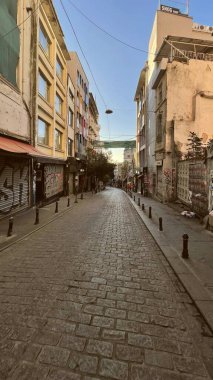 Karaköy, İstanbul, Türkiye. 6 Kasım 2024 Sabah Yuksek Kaldirim Caddesi 'nde. Sabahın erken saatlerinde Karaköy' ü Beyoğlu 'na bağlayan Yuksek Kaldirim Caddesi' nin sakin manzarası, kapalı dükkanlar ve graffitilerle dolu..