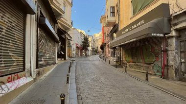 Karaköy, İstanbul, Türkiye. 6 Kasım 2024 Sabah Yuksek Kaldirim Caddesi 'nde. Sabahın erken saatlerinde Karaköy' ü Beyoğlu 'na bağlayan Yuksek Kaldirim Caddesi' nin sakin manzarası, kapalı dükkanlar ve graffitilerle dolu..