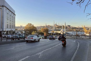 İstanbul, Türkiye. 6 Kasım 2024 Golden Horn Metro Köprüsü ve Karakol 'dan Eski Şehir. Karakol' da Taksim 'den Aksaray' a uzanan manzaralı güzergah, Altın Boynuz Metro Köprüsü ve tarihi Eski Şehir silueti yer alıyor..