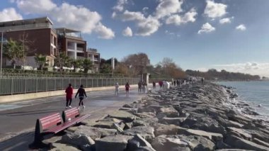 İstanbul, Türkiye. 24 Kasım 2024. 24 Kasım Öğretmenler Günü Koşusu. Bakırköy Belediyesi, İstanbul Doğa Spor Kulübü işbirliği 24 Kasım Öğretmenler Günü Koşusu. Marmara Deniz Kıyısı ve Florya Sahili. İstanbul İli.