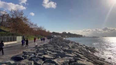 İstanbul, Türkiye. 24 Kasım 2024. 24 Kasım Öğretmenler Günü Koşusu. Bakırköy Belediyesi, İstanbul Doğa Spor Kulübü işbirliği 24 Kasım Öğretmenler Günü Koşusu. Marmara Deniz Kıyısı ve Florya Sahili. İstanbul İli.