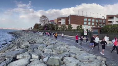İstanbul, Türkiye. 24 Kasım 2024. 24 Kasım Öğretmenler Günü Koşusu. Bakırköy Belediyesi, İstanbul Doğa Spor Kulübü işbirliği 24 Kasım Öğretmenler Günü Koşusu. Marmara Deniz Kıyısı ve Florya Sahili. İstanbul İli.