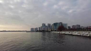 Atakoy, İstanbul, Türkiye. 28 Kasım 2024 Modern Yaşam Marmara Denizi ile Karşılaşıyor. Marmara Denizi ve Baruthane kamu parkındaki modern binalar. İstanbul 'un en güzel bölgelerinden biri olan Ataky' nin tarihi ve modern yüzü..