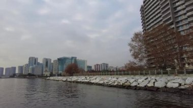 Atakoy, İstanbul, Türkiye. 28 Kasım 2024 Modern Yaşam Marmara Denizi ile Karşılaşıyor. Marmara Denizi ve Baruthane kamu parkındaki modern binalar. İstanbul 'un en güzel bölgelerinden biri olan Ataky' nin tarihi ve modern yüzü..