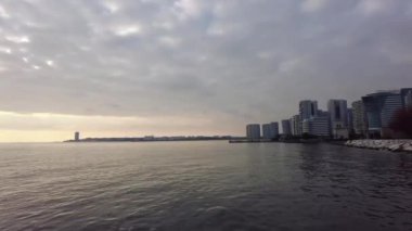 Atakoy, İstanbul, Türkiye. 28 Kasım 2024 Modern Yaşam Marmara Denizi ile Karşılaşıyor. Marmara Denizi ve Baruthane kamu parkındaki modern binalar. İstanbul 'un en güzel bölgelerinden biri olan Ataky' nin tarihi ve modern yüzü..