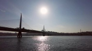 İstanbul, Türkiye. 1 Aralık 2024. Avrupa ve Asya arasındaki rüya şehir, İstanbul. Tarihi yarımadada turistik ve günlük yaşam. İstanbul 'un tarihi yarımadasında Doğu ve Batı kültürlerinin etkileyici bir kombinasyonunu keşfet. 