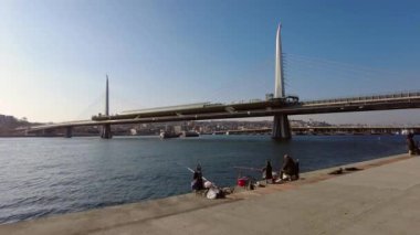 İstanbul, Türkiye. 1 Aralık 2024. Avrupa ve Asya arasındaki rüya şehir, İstanbul. Tarihi yarımadada turistik ve günlük yaşam. İstanbul 'un tarihi yarımadasında Doğu ve Batı kültürlerinin etkileyici bir kombinasyonunu keşfet. 