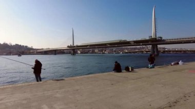 İstanbul, Türkiye. 1 Aralık 2024. Avrupa ve Asya arasındaki rüya şehir, İstanbul. Tarihi yarımadada turistik ve günlük yaşam. İstanbul 'un tarihi yarımadasında Doğu ve Batı kültürlerinin etkileyici bir kombinasyonunu keşfet. 