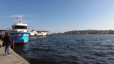 İstanbul, Türkiye. 1 Aralık 2024. Avrupa ve Asya arasındaki rüya şehir, İstanbul. Tarihi yarımadada turistik ve günlük yaşam. İstanbul 'un tarihi yarımadasında Doğu ve Batı kültürlerinin etkileyici bir kombinasyonunu keşfet. 