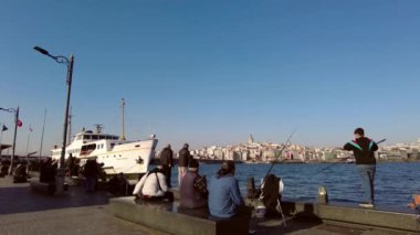 İstanbul, Türkiye. 1 Aralık 2024. Avrupa ve Asya arasındaki rüya şehir, İstanbul. Tarihi yarımadada turistik ve günlük yaşam. İstanbul 'un tarihi yarımadasında Doğu ve Batı kültürlerinin etkileyici bir kombinasyonunu keşfet. 