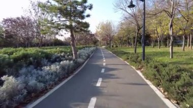 İstanbul, Türkiye. 1 Aralık 2024. İstanbul 'un kalbinde bir Yeşil Vaha. Ayamama Yaşam Vadisi ve Park. Atakoy 'un gizli cenneti olarak bilinen Ayamama Park şehir yaşamının stresinden kurtulmak isteyenler için ideal bir yerdir..