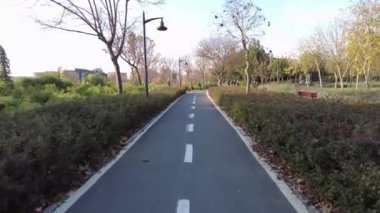 İstanbul, Türkiye. 1 Aralık 2024. İstanbul 'un kalbinde bir Yeşil Vaha. Ayamama Yaşam Vadisi ve Park. Atakoy 'un gizli cenneti olarak bilinen Ayamama Park şehir yaşamının stresinden kurtulmak isteyenler için ideal bir yerdir..