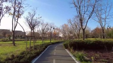 İstanbul, Türkiye. 1 Aralık 2024. İstanbul 'un kalbinde bir Yeşil Vaha. Ayamama Yaşam Vadisi ve Park. Atakoy 'un gizli cenneti olarak bilinen Ayamama Park şehir yaşamının stresinden kurtulmak isteyenler için ideal bir yerdir..