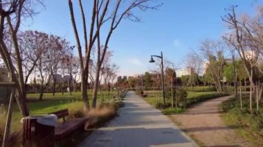 İstanbul, Türkiye. 1 Aralık 2024. İstanbul 'un kalbinde bir Yeşil Vaha. Ayamama Yaşam Vadisi ve Park. Atakoy 'un gizli cenneti olarak bilinen Ayamama Park şehir yaşamının stresinden kurtulmak isteyenler için ideal bir yerdir..
