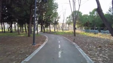 İstanbul, Türkiye. 1 Aralık 2024. İstanbul 'un kalbinde bir Yeşil Vaha. Ayamama Yaşam Vadisi ve Park. Atakoy 'un gizli cenneti olarak bilinen Ayamama Park şehir yaşamının stresinden kurtulmak isteyenler için ideal bir yerdir..