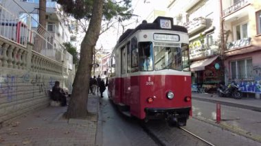 İstanbul, Türkiye. 1 Aralık 2024. Tarihsel Tramvay, şimdiki hayatta. Kadikoy, Moda Tramvayı harekete geçti. Şehrin göbeğinde keyifli bir yolculuk için ideal olan Kadikoy-Moda Tramvayı hem yerli hem de yabancı turistlerin favorisidir..